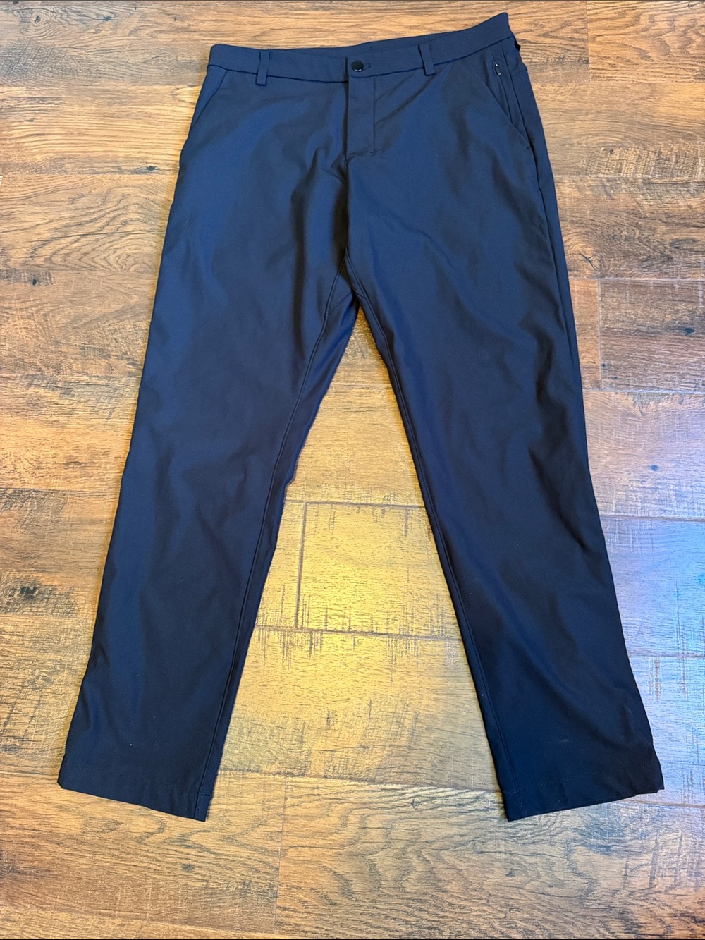 Stunning men’s Lululemon ABC pants in 34W 31L, jet black color classic fit